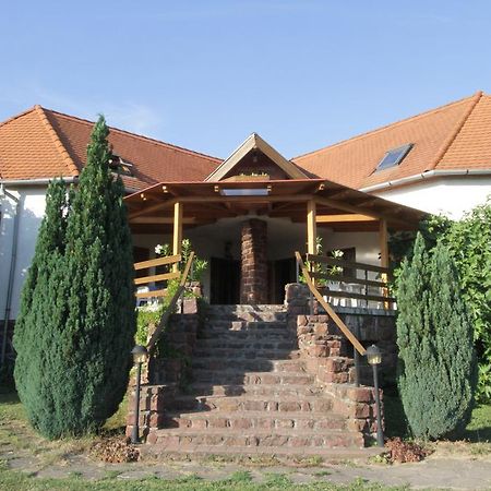 Voeroesko Apartmanhaz Révfülöp Екстериор снимка