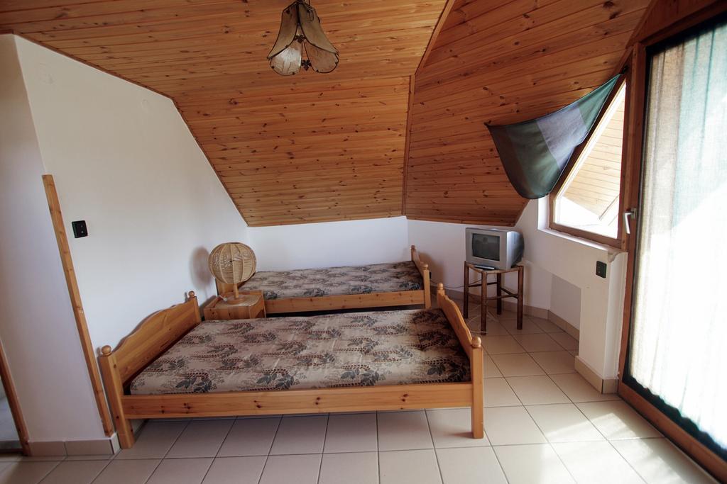 Voeroesko Apartmanhaz Révfülöp Стая снимка