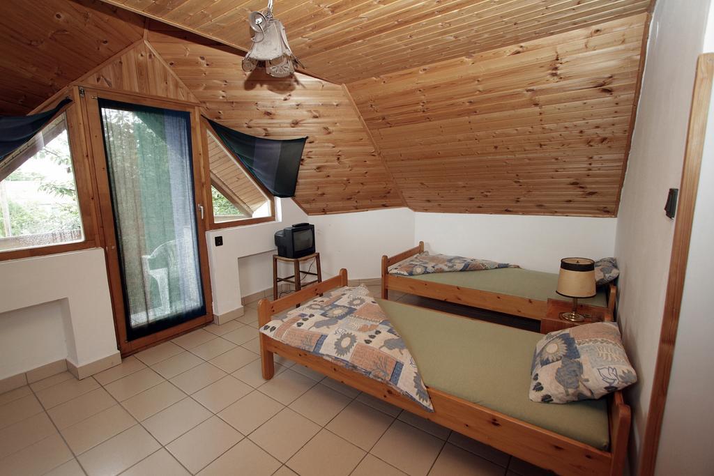 Voeroesko Apartmanhaz Révfülöp Стая снимка
